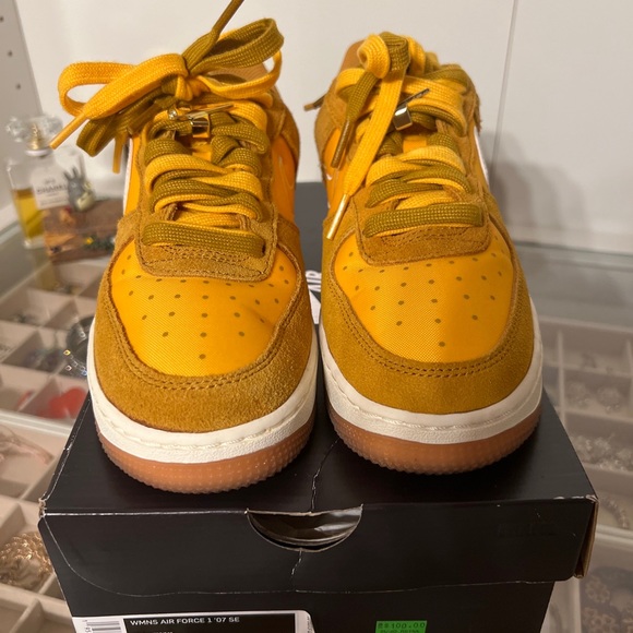 Size 5.5 - Nike Air Force 1 '07 SE Gold Suede - DA8302-700 In Box - Picture 5 of 8